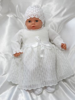 Ażurowa sukienka z czapeczką na Chrzest